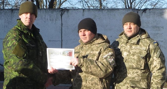 UAWire - Ukrainian Servicemen Receive NATO Training Certificates